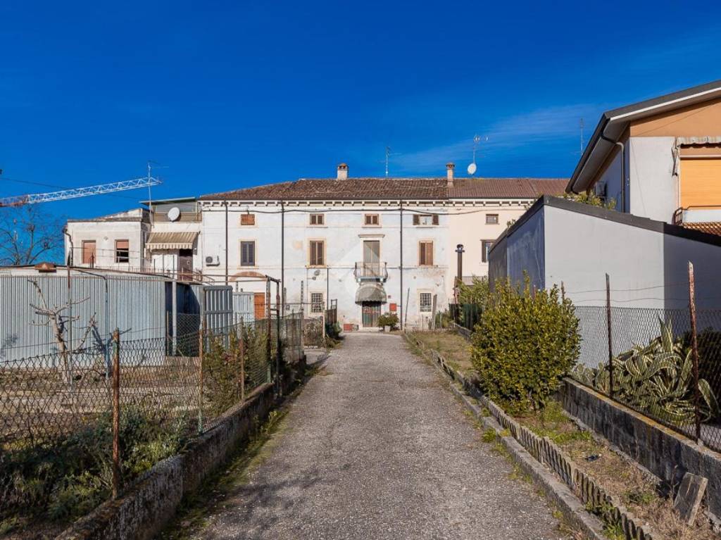 Colonica in vendita a Vigasio via Montemezzi, 19