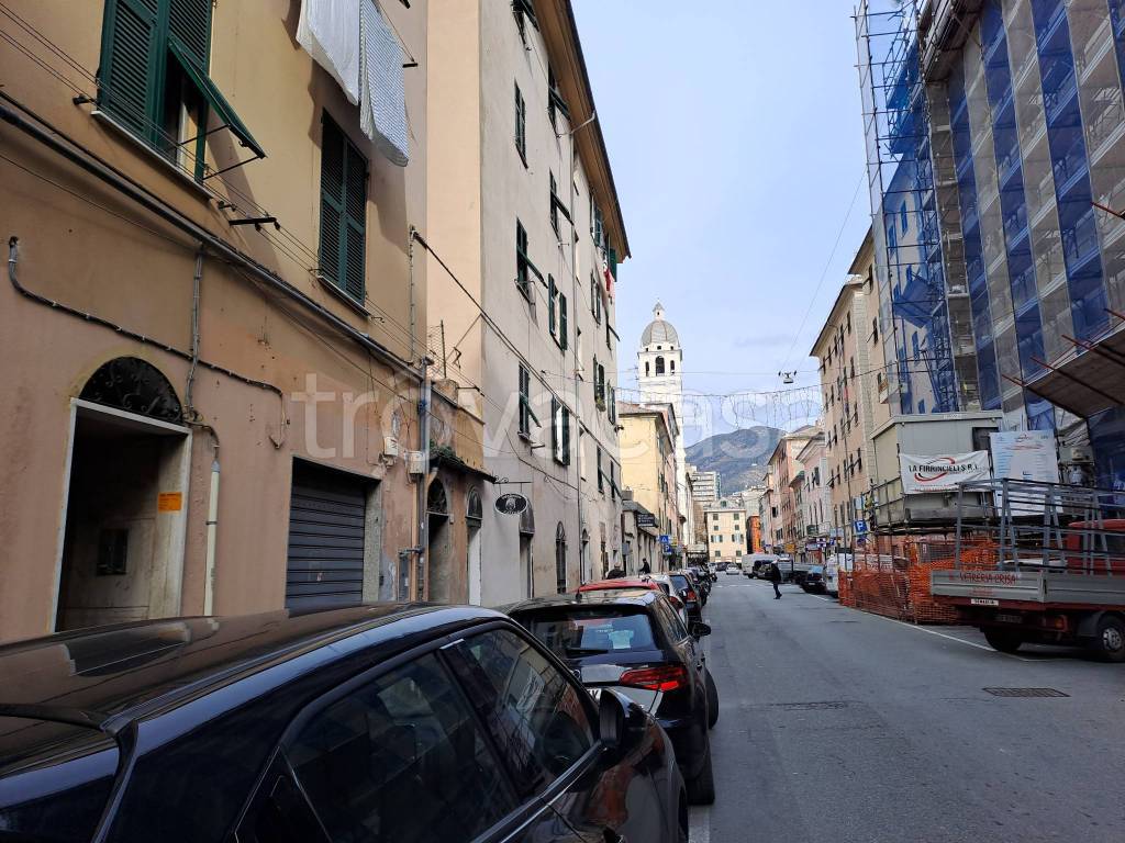 Negozio in affitto a Genova via Antonio Travi