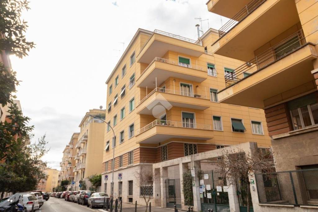 Appartamento in vendita a Roma via Giovanni da Procida