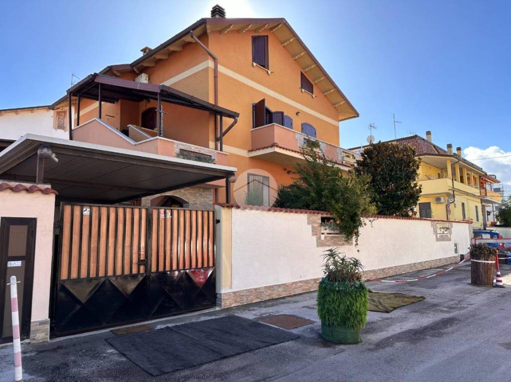 Casa Indipendente in vendita a Chieti via Vittorio Veneto, 11