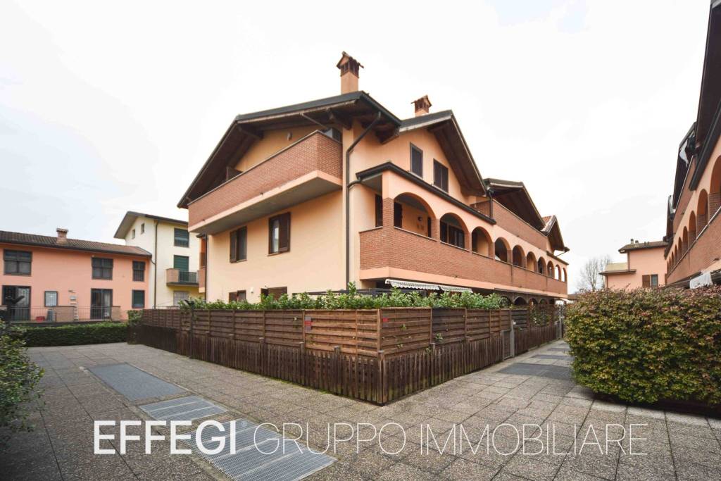 Appartamento in vendita a Comazzo via Domenico Mangiagalli, 5