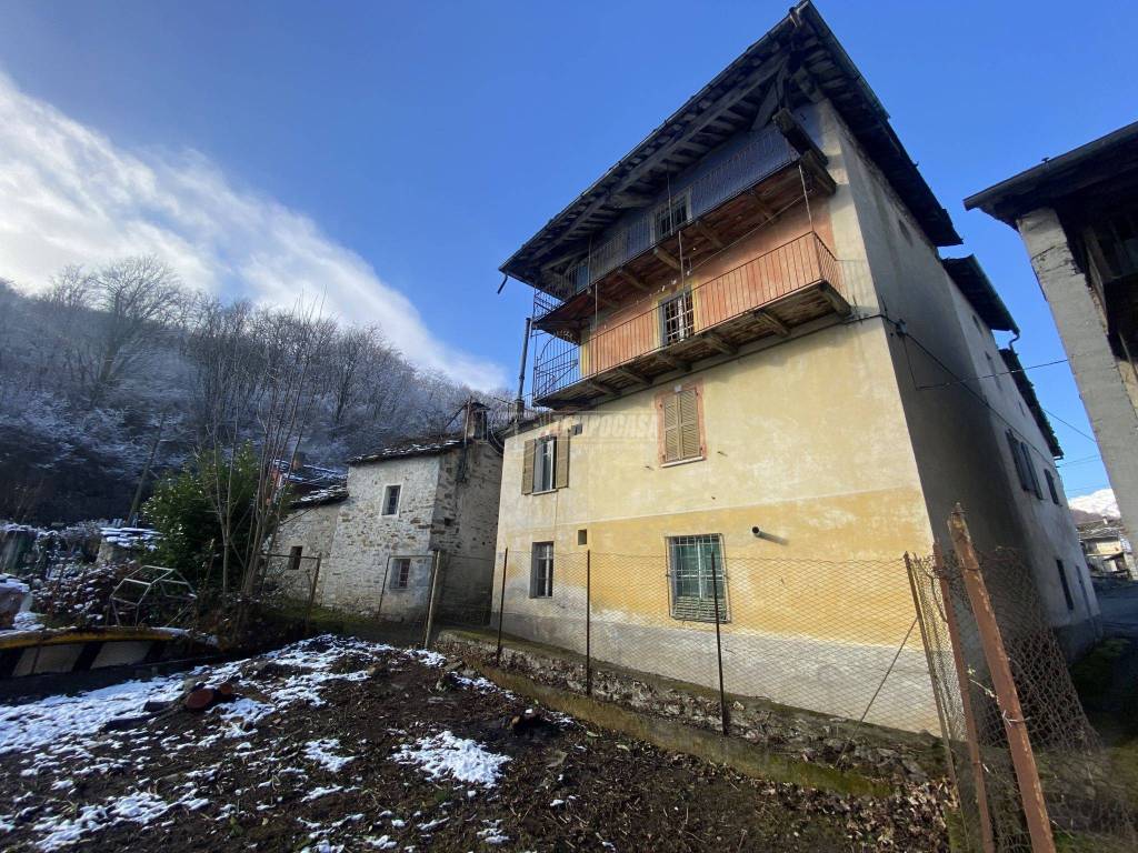 Casa Indipendente in vendita a Valchiusa via c. Cavour 9