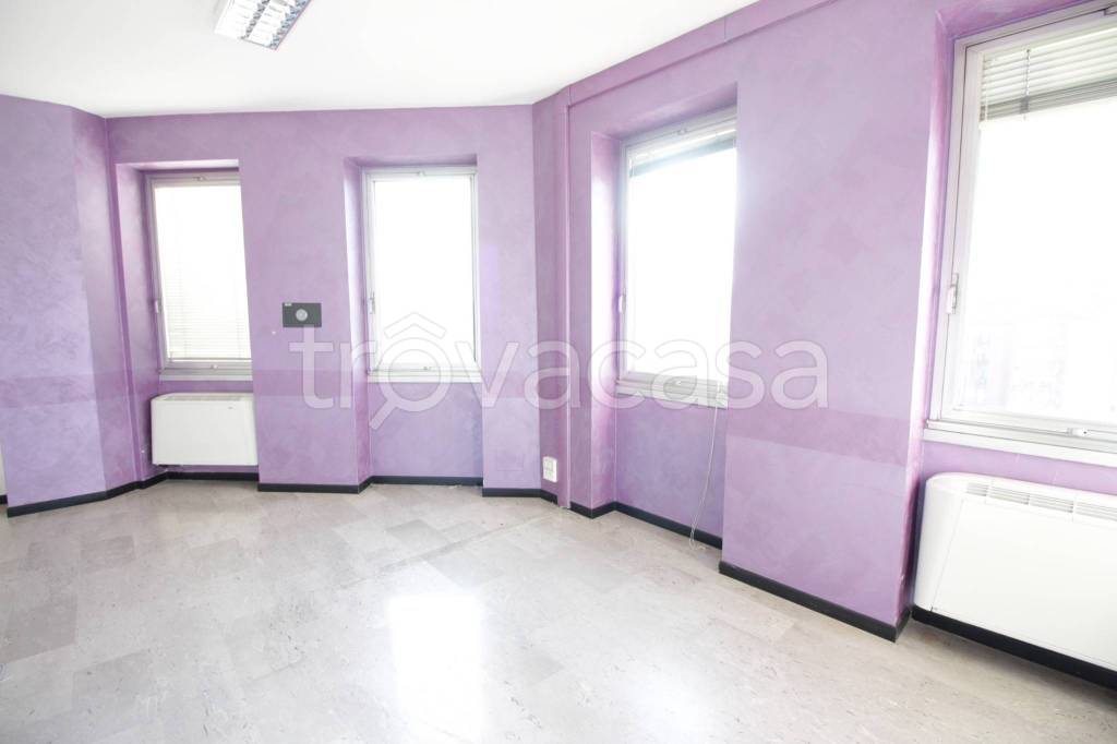 Appartamento in vendita a Milano via Spezia, 1