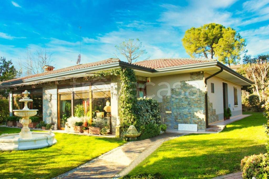 Villa in vendita a Padenghe sul Garda via Praiss, 13