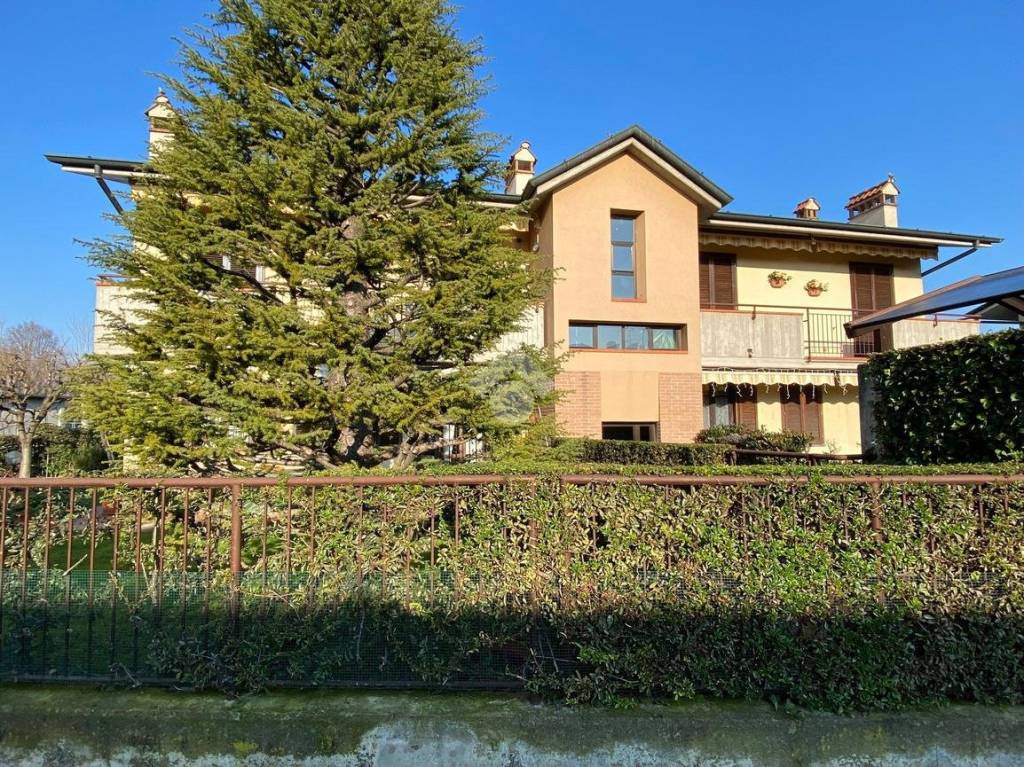 Appartamento in vendita a Casirate d'Adda via Giuseppe Ungaretti, 19
