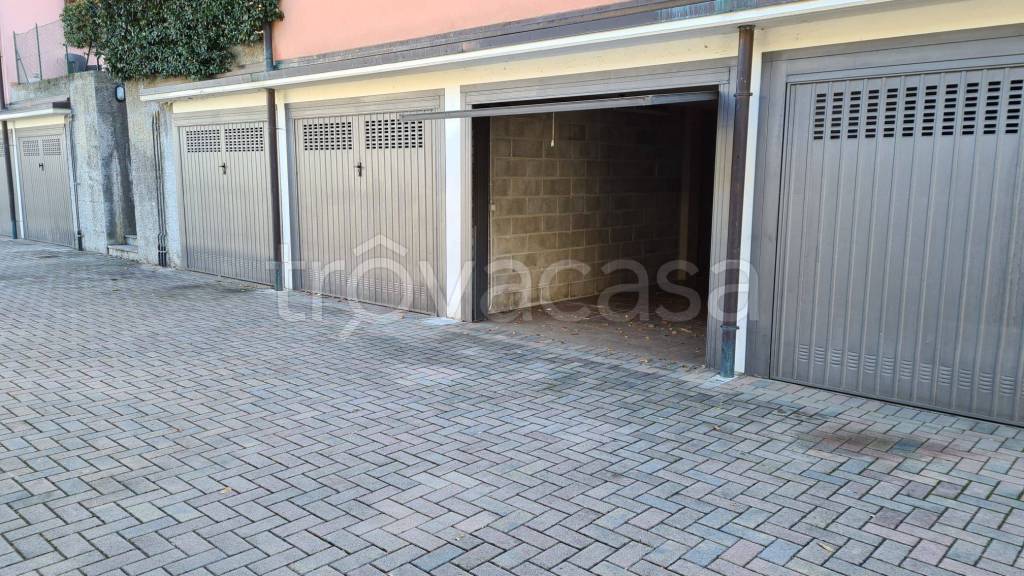 Garage in affitto a Leggiuno via Vincenzo Gioberti, 14
