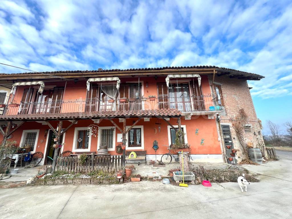Casale in vendita a Vezza d'Alba via della Rocca, 30