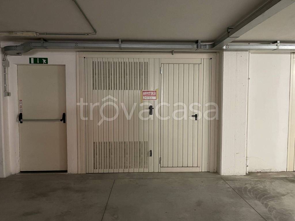 Garage in affitto a Pistoia via Don Giovanni Minzoni, 5
