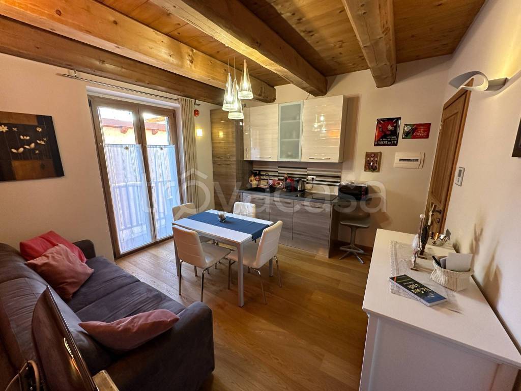 Appartamento in vendita a Cesana Torinese via Roma, 33