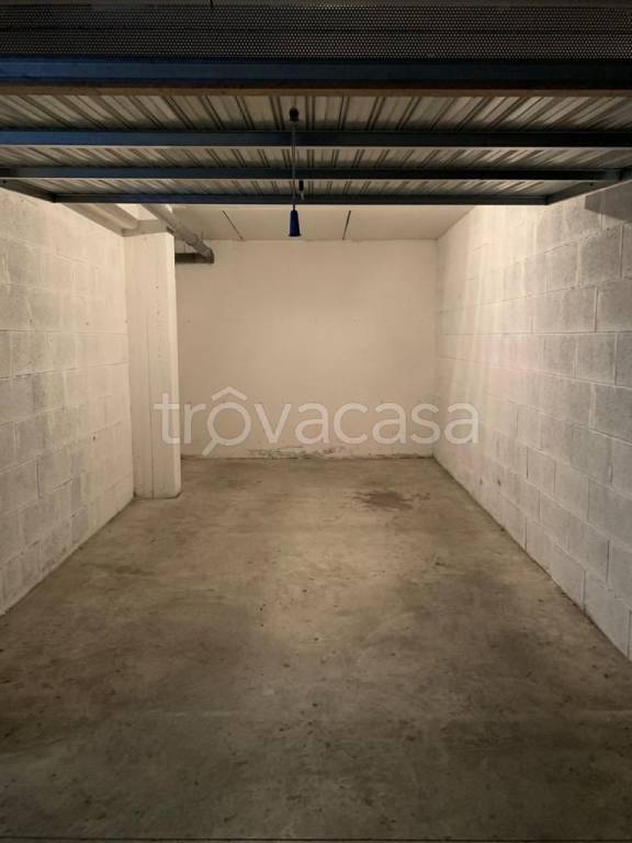 Garage in affitto a Ciampino via Venezia