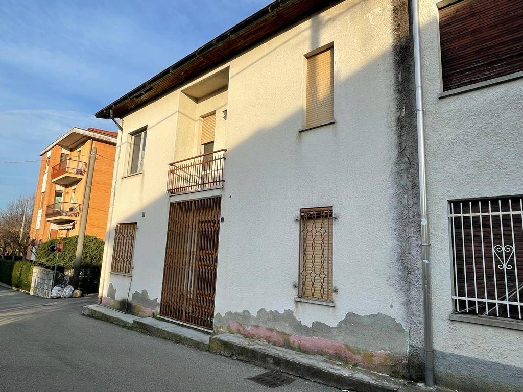 Casa Indipendente in in vendita da privato a Varano Borghi via Antonio Fogazzaro, 10