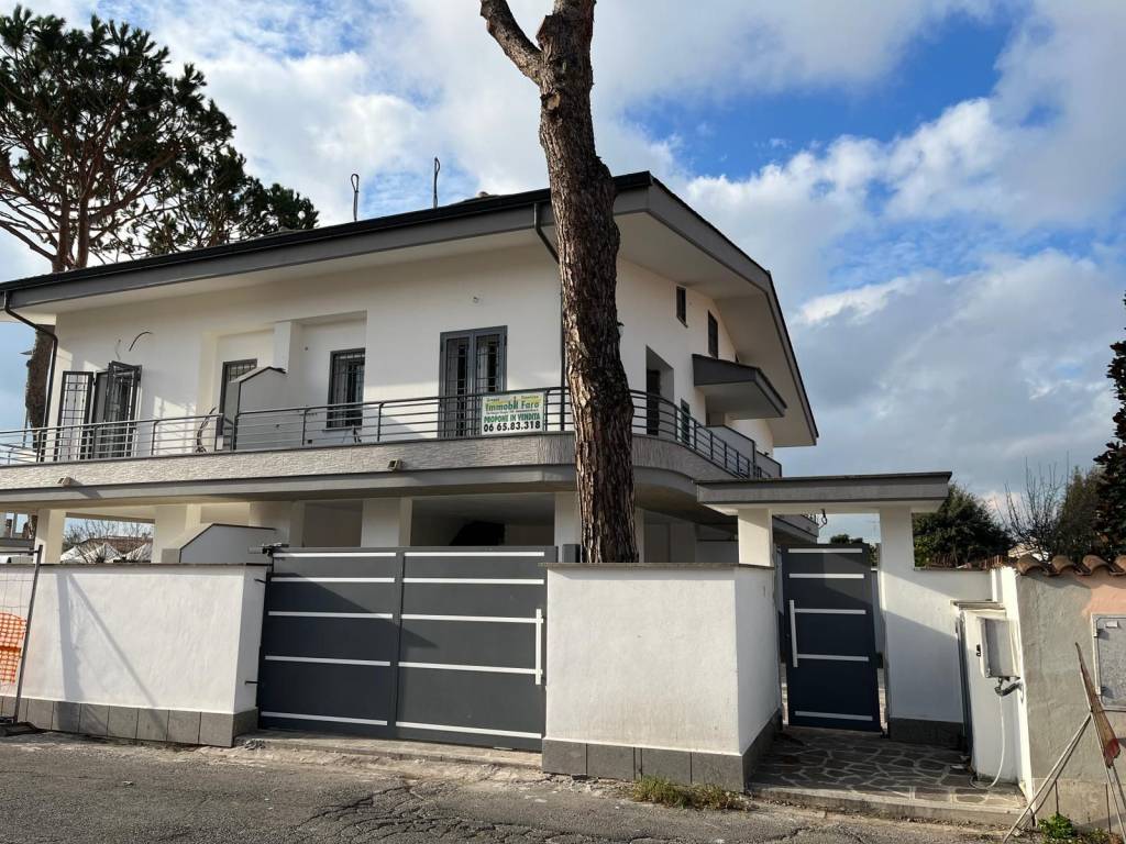 Villa Bifamiliare in vendita a Fiumicino via Col Fenilon