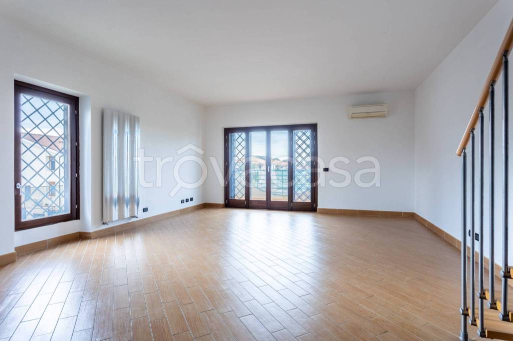 Appartamento in vendita a Roma via Rodengo, 41