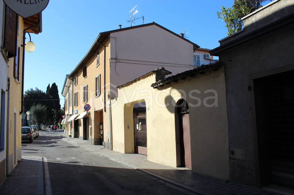 Casa Indipendente in vendita a Desenzano del Garda via Murachette