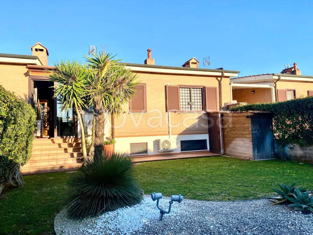 Villa a Schiera in vendita a Roma via Luigi Chiarini