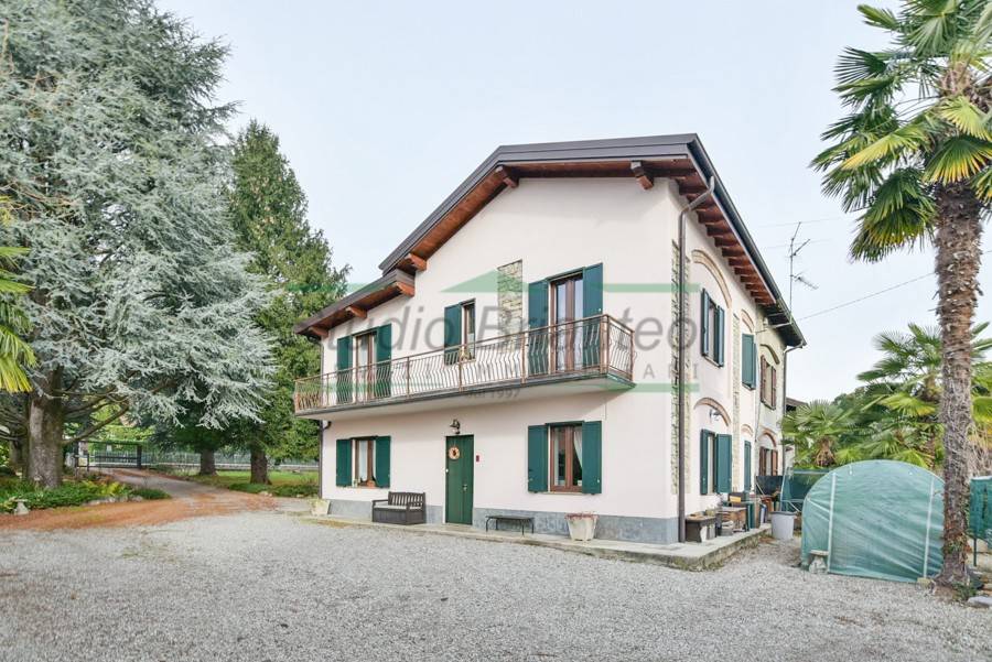 Villa in vendita a Erba via Como