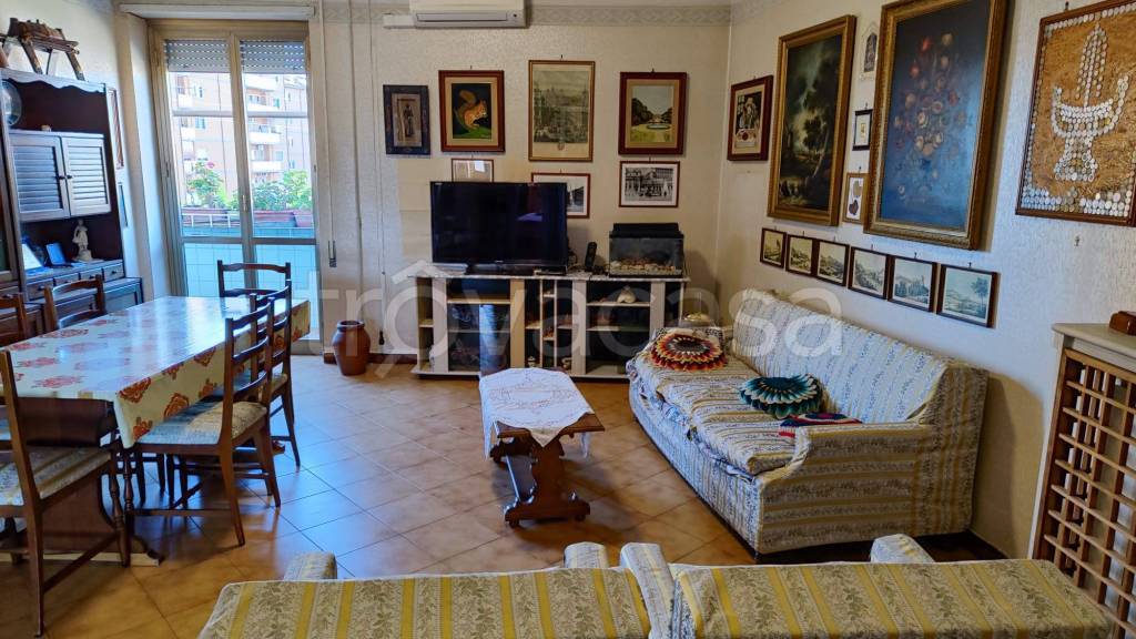 Appartamento in vendita a Roma via Rugantino, 53