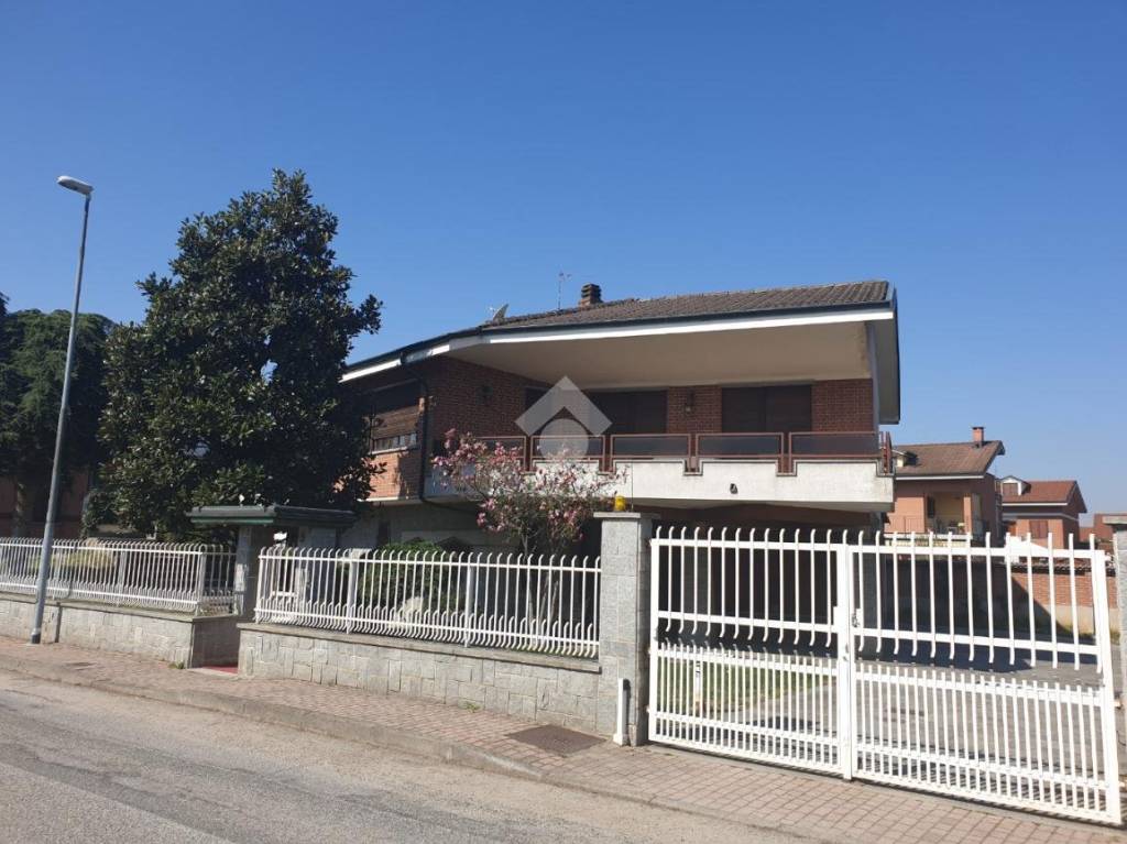 Casa Indipendente in vendita a Santena via Delleani, 9