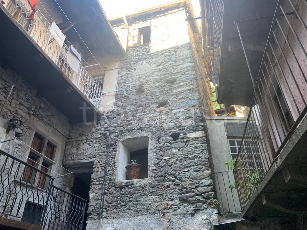 Appartamento in vendita a Donnas via Roma, 81