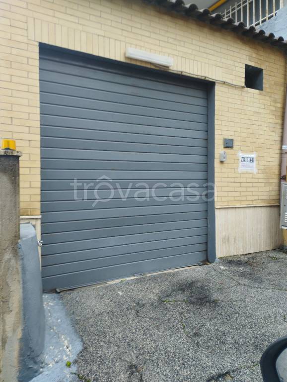 Garage in vendita a Roma via Masserano