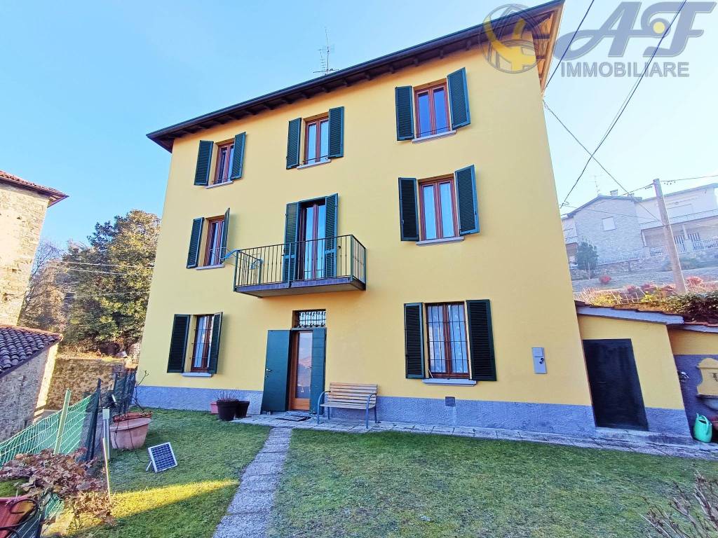 Villa in vendita a Dolzago frazione Cogoredo, 24