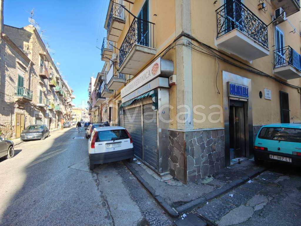 Negozio in affitto a Napoli strada Villa San Giovanni, 152