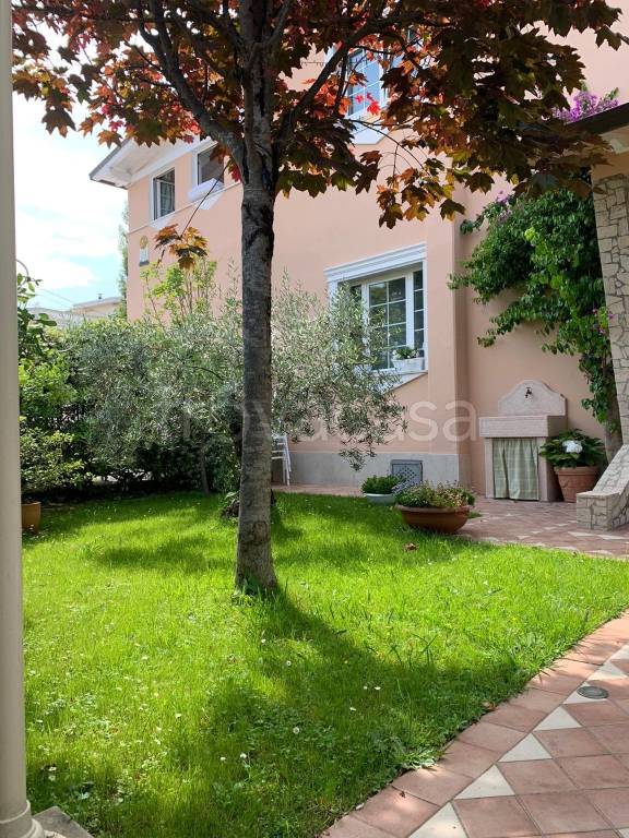 Villa in affitto a Massa via Verona