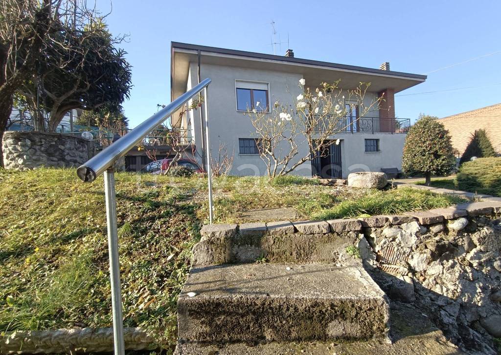 Villa in vendita ad Alzate Brianza via Trento e Trieste