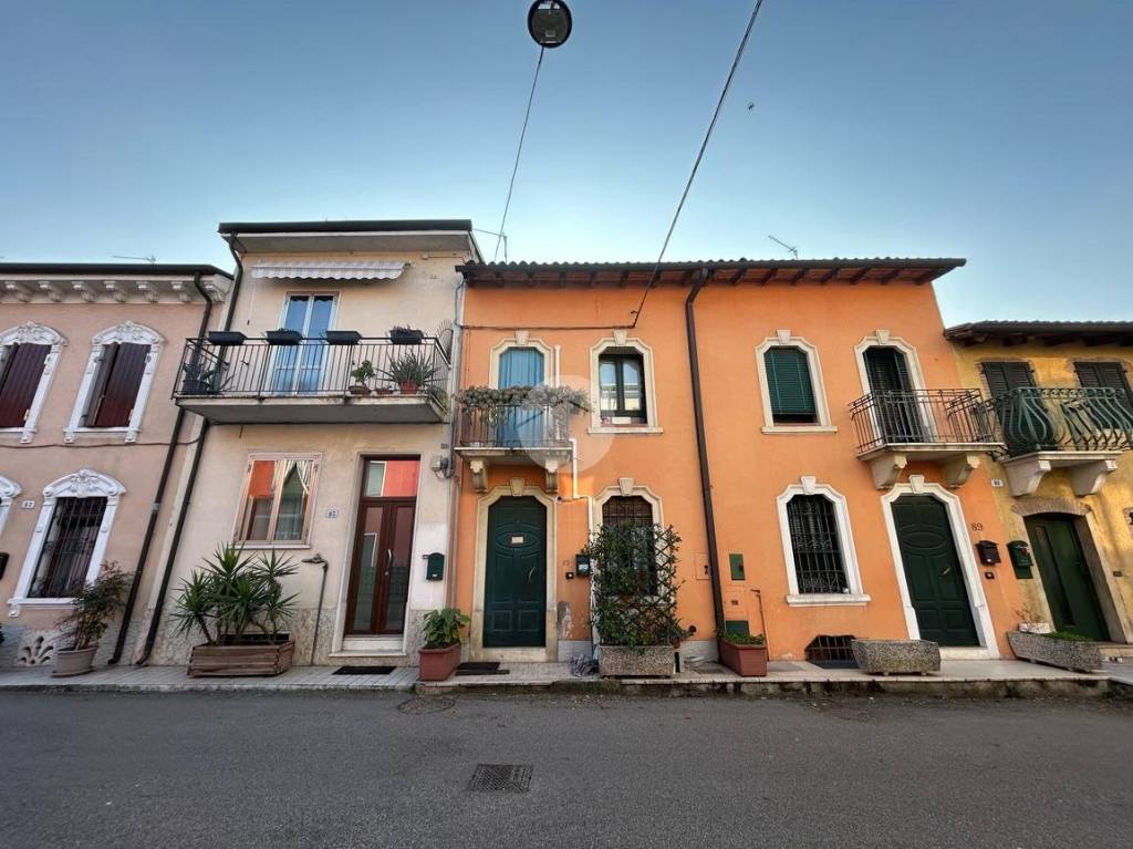 Casa Indipendente in vendita a Verona via Dora Baltea, 87