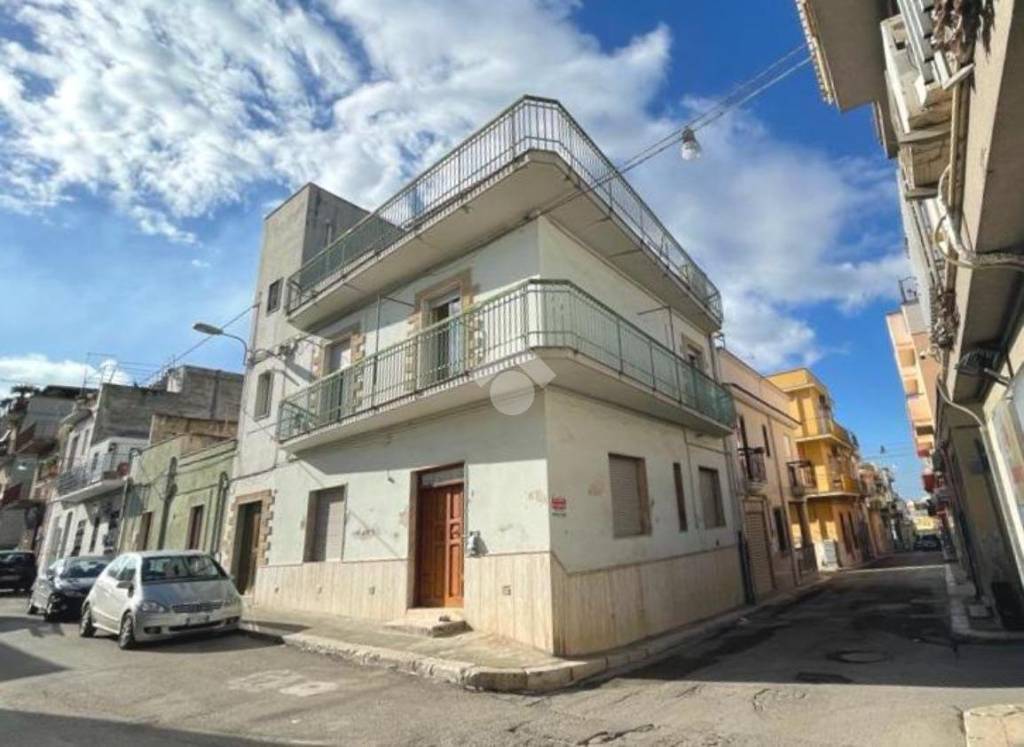 Casa Indipendente in vendita a Canosa di Puglia via Regina Margherita, 4
