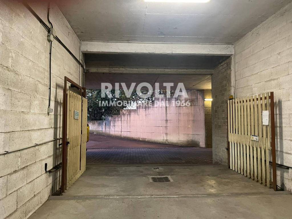 Garage in vendita a Roma via degli Aldobrandeschi