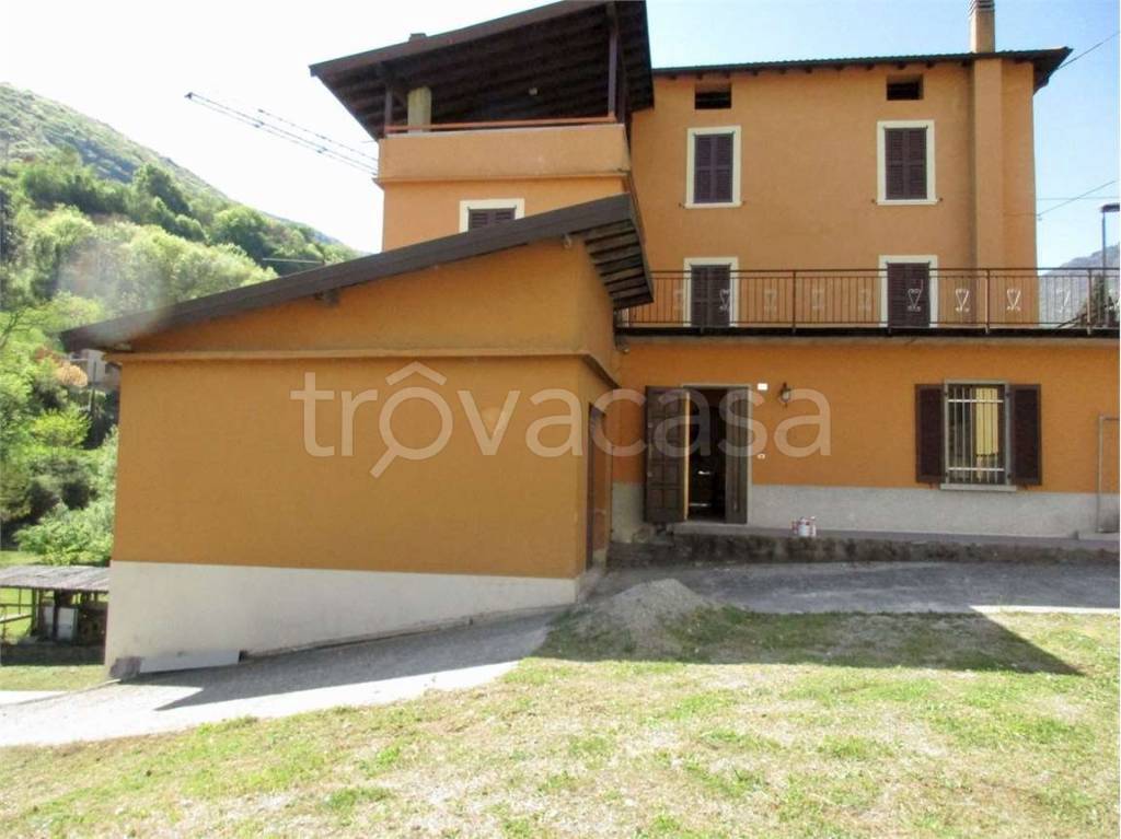 Casa Indipendente in vendita a Sant'Omobono Terme via Vittorio Veneto