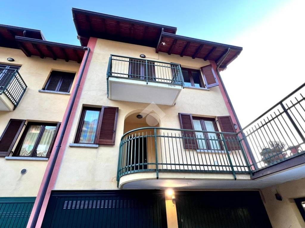 Villa a Schiera in vendita a Rogno via Clavesana, 29