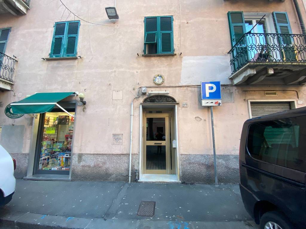 Magazzino in vendita a Genova via Bolzaneto, 27