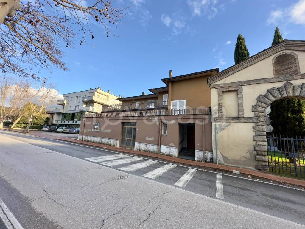 Casa Indipendente in vendita ad Assisi viale Patrono d'Italia, 64