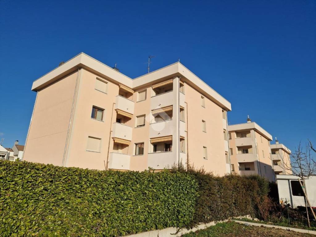Appartamento in vendita a Limbiate via Vittorio Veneto