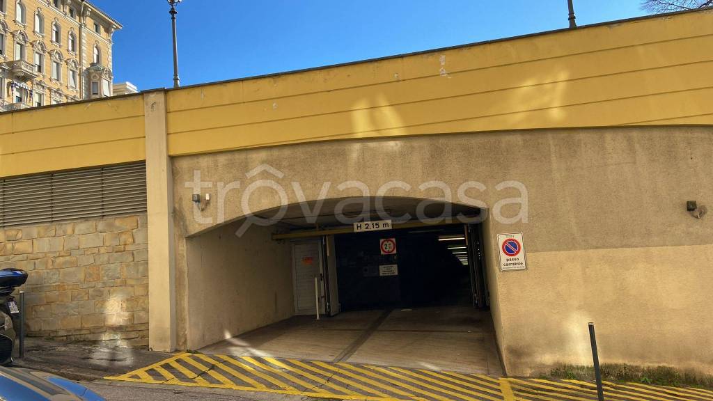 Garage in vendita a Trieste via Ludovico Ariosto, 1