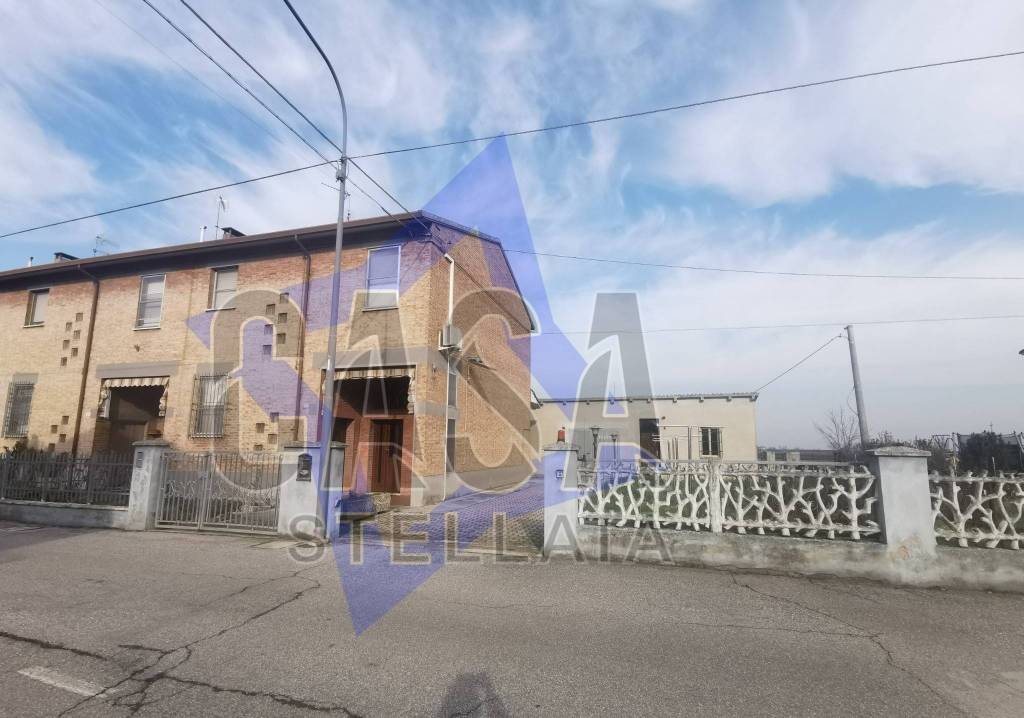 Villa a Schiera in vendita a Bondeno via Montebello, 19
