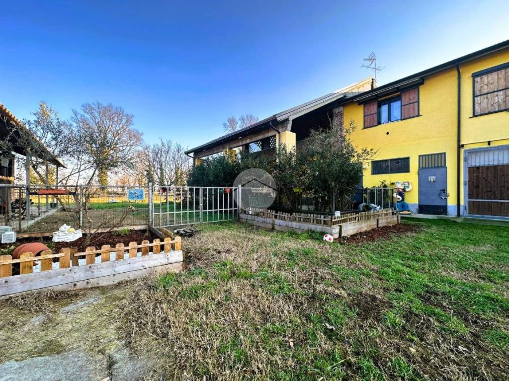 Villa Bifamiliare in vendita a Trovo via sp151, 2
