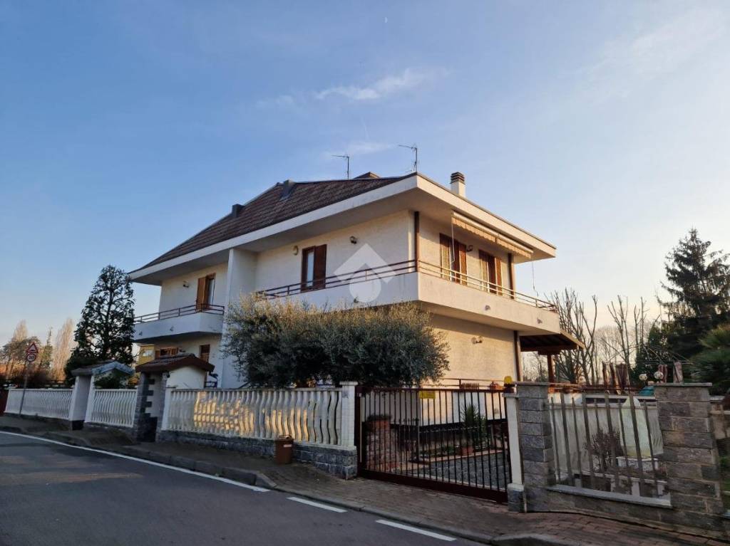 Villa Bifamiliare in vendita a Limbiate via Mosè Bianchi