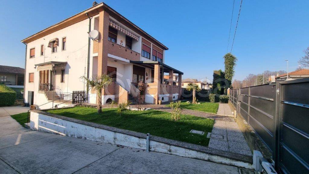 Villa Bifamiliare in vendita a Chieve via San Rocco