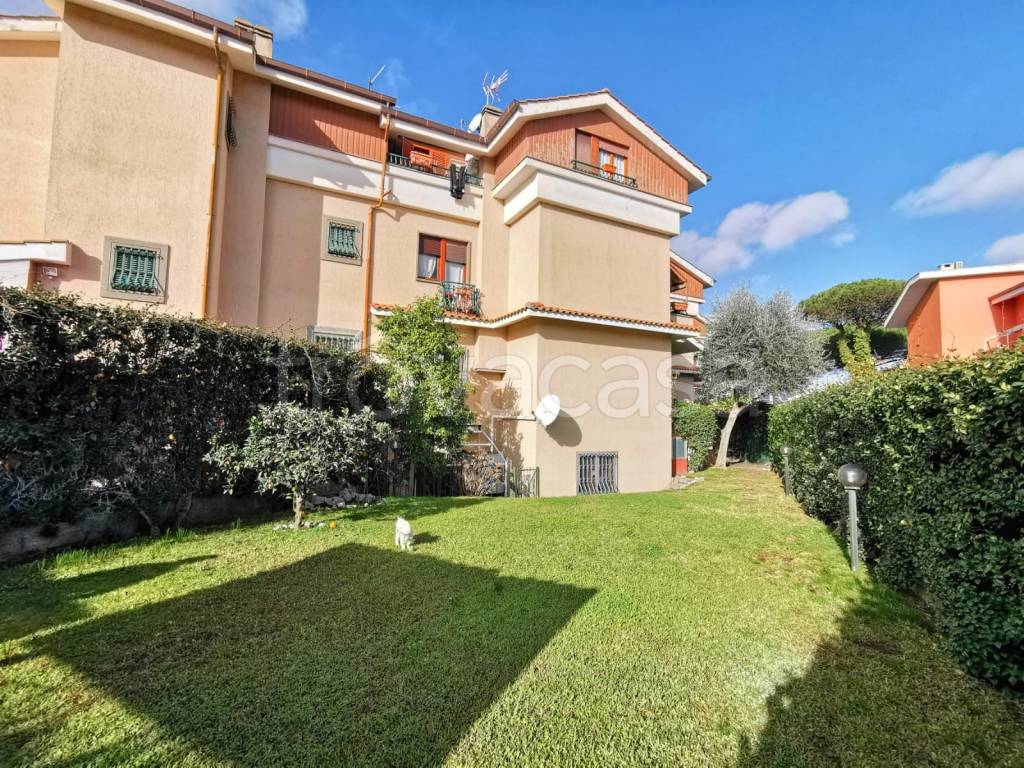Villa a Schiera in vendita a Roma via Euripide