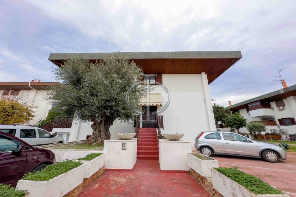 Villa Bifamiliare in vendita a Bari via Giuseppe Fanelli, 224