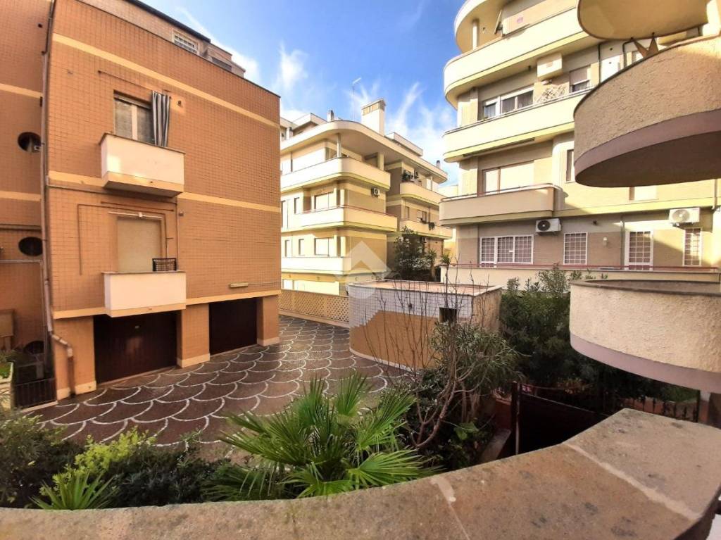 Appartamento in vendita a Roma via dei Fabbri Navali
