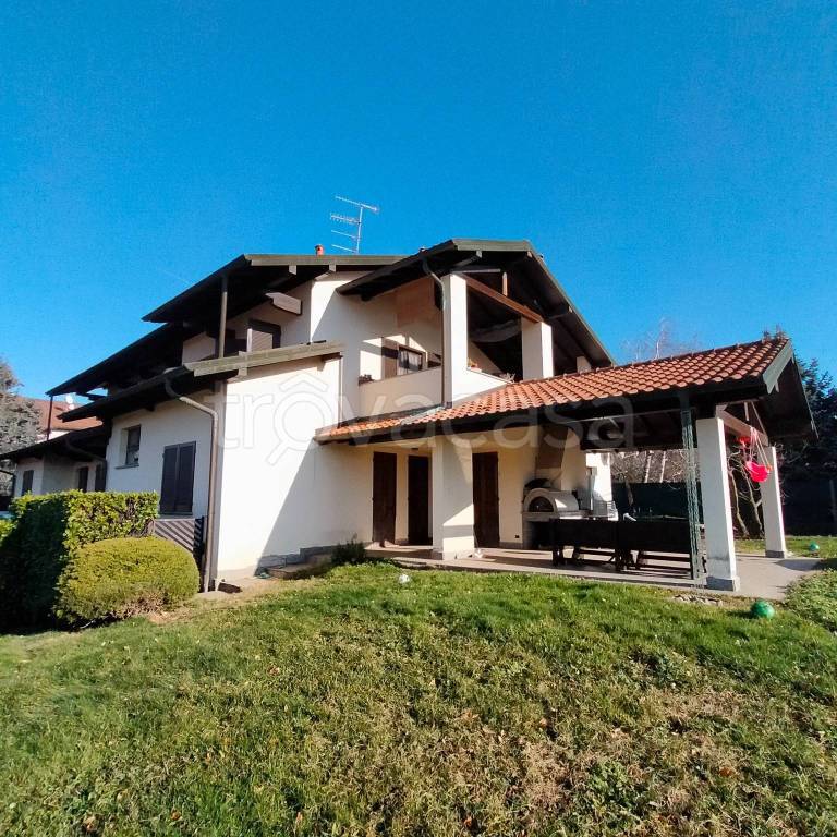 Villa Bifamiliare in vendita a Gazzada Schianno via Guglielmo Marconi