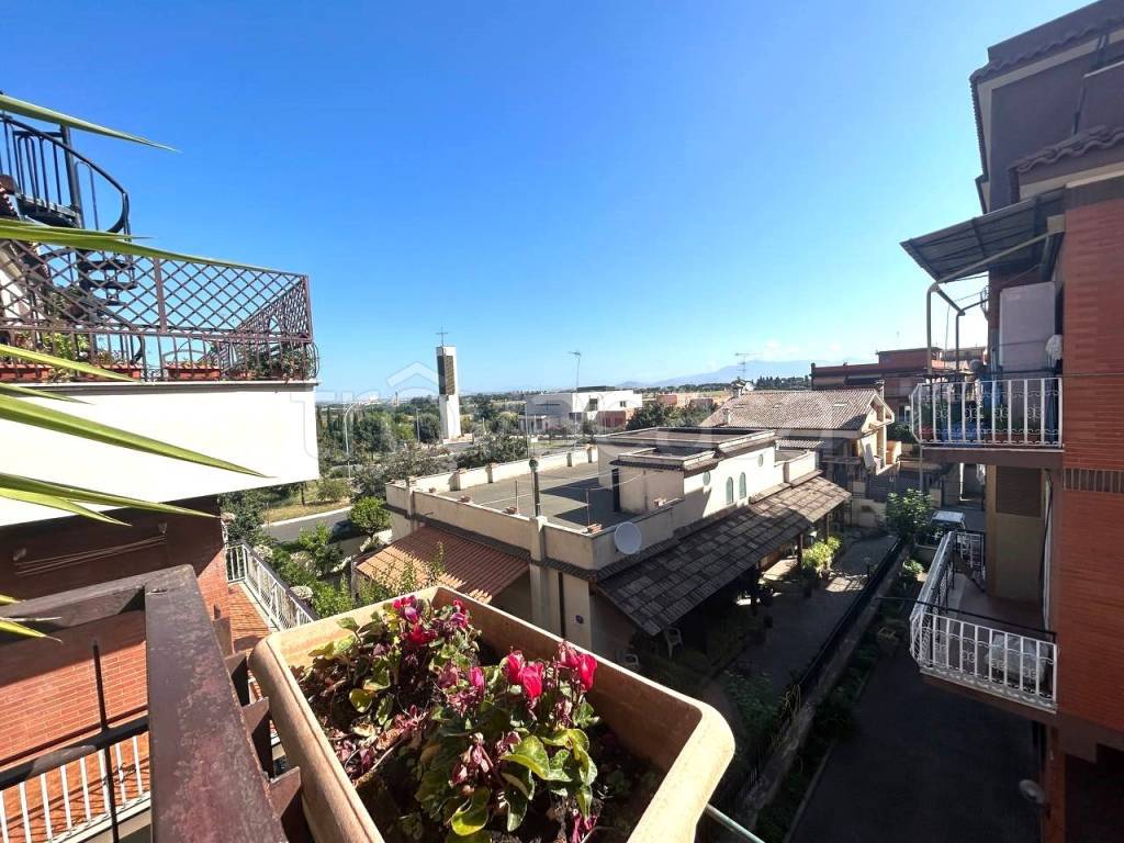 Appartamento in vendita a Roma via Conza della Campania, 24