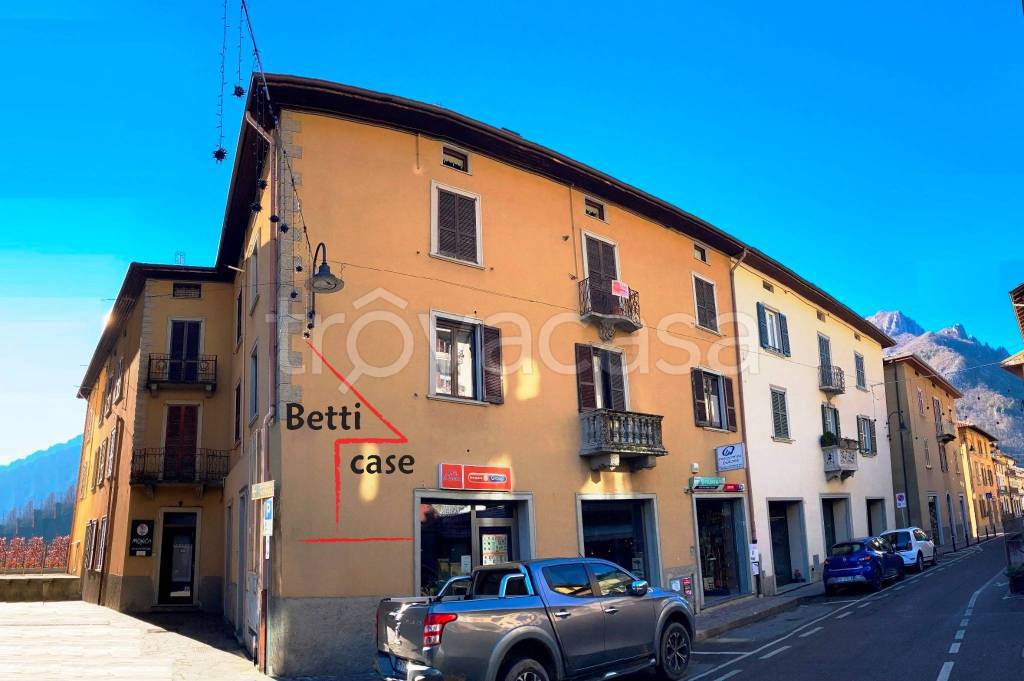 Appartamento in vendita a Piazza Brembana via Bortolo Belotti