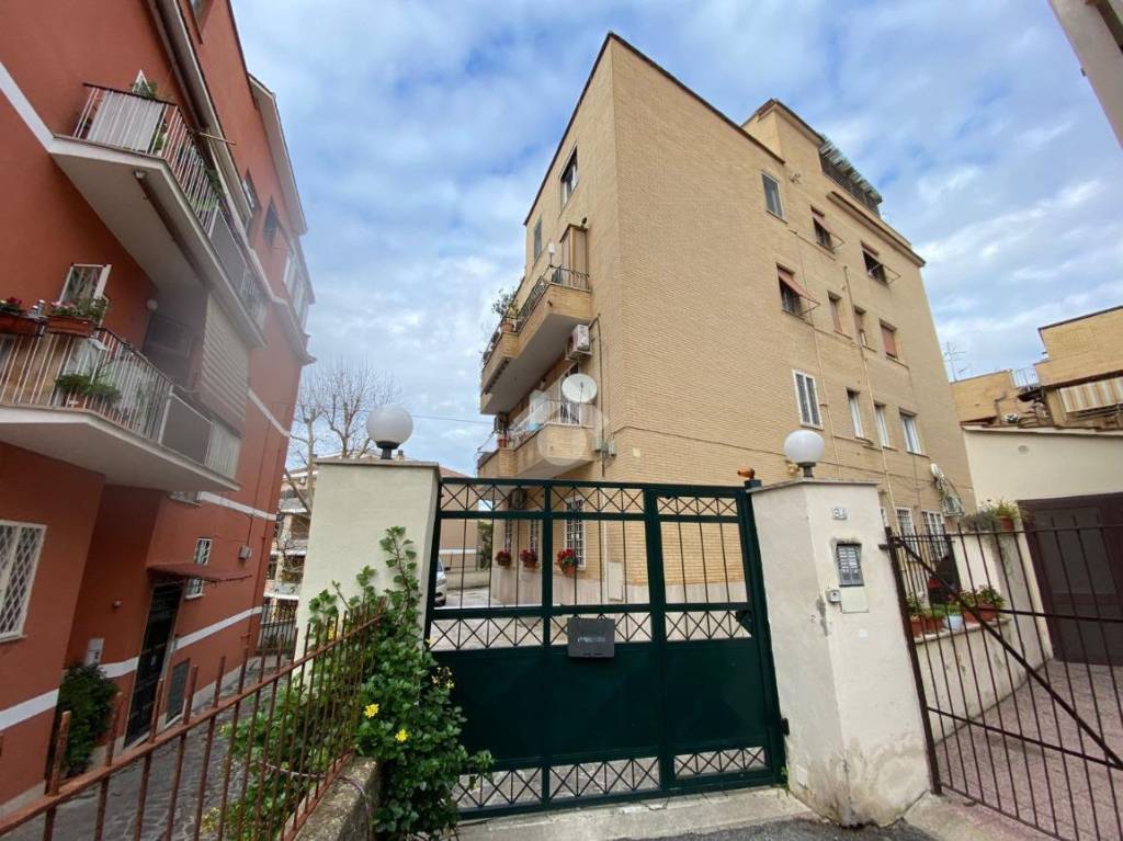 Appartamento in vendita a Roma via Ilario Alibrandi, 34