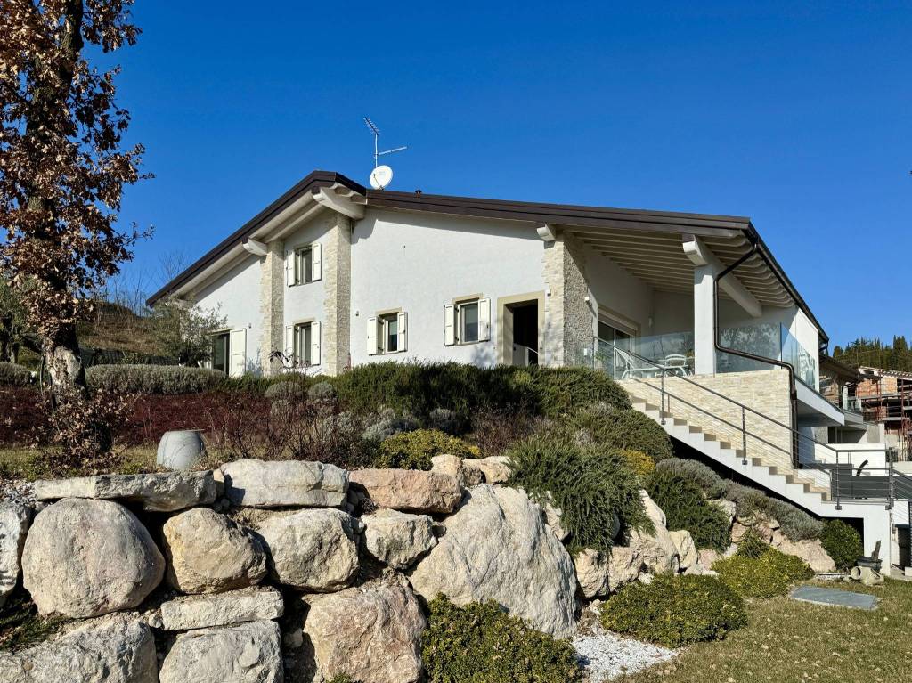 Villa in vendita a Costermano sul Garda località Rovero, 5