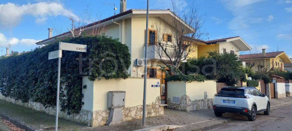 Villa in vendita a Sabaudia via Capri, 17